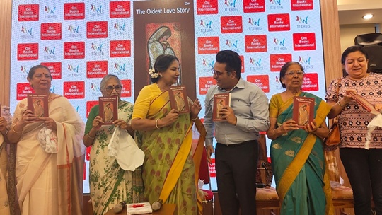 शबाना आज़मी, अजय मागो, शांतनु रे चौधरी, मैथिली राव, रिंकी रॉय भट्टाचार्य ने ओम बुक्स इंटरनेशनल की द ओल्डेस्ट लव स्टोरी को टाइटल वेव्स, बांद्रा में लॉन्च किया