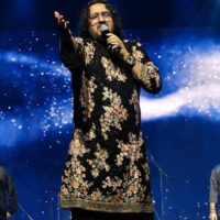 अनूप जलोटा ने बाँधे सुरों के मनके, बहार-ए-उर्दू 2025 का भव्य समापन डोम एसवीपी स्टेडियम में